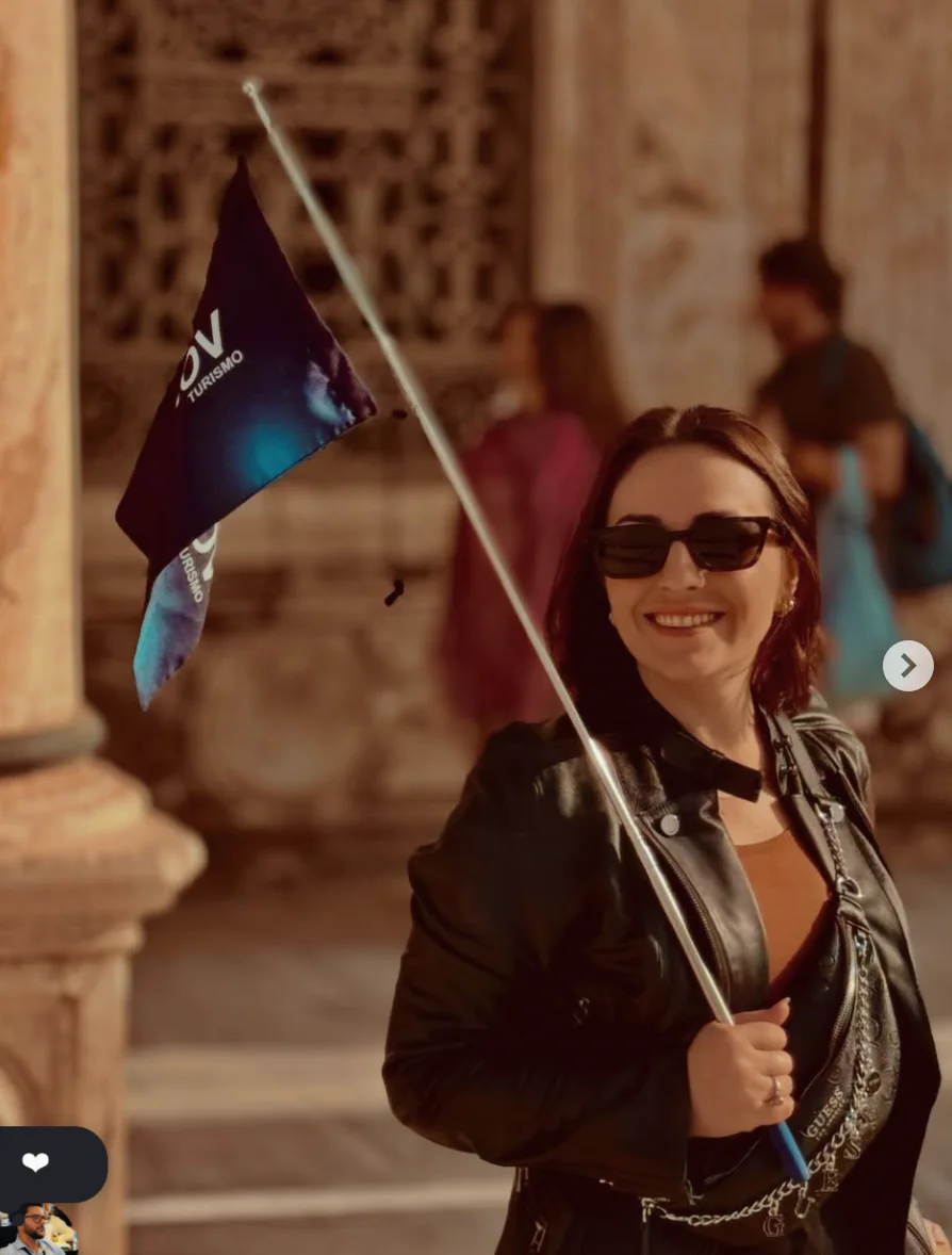 Bruna Moraes acompanhando uma viagem com a bandeira da Leehov