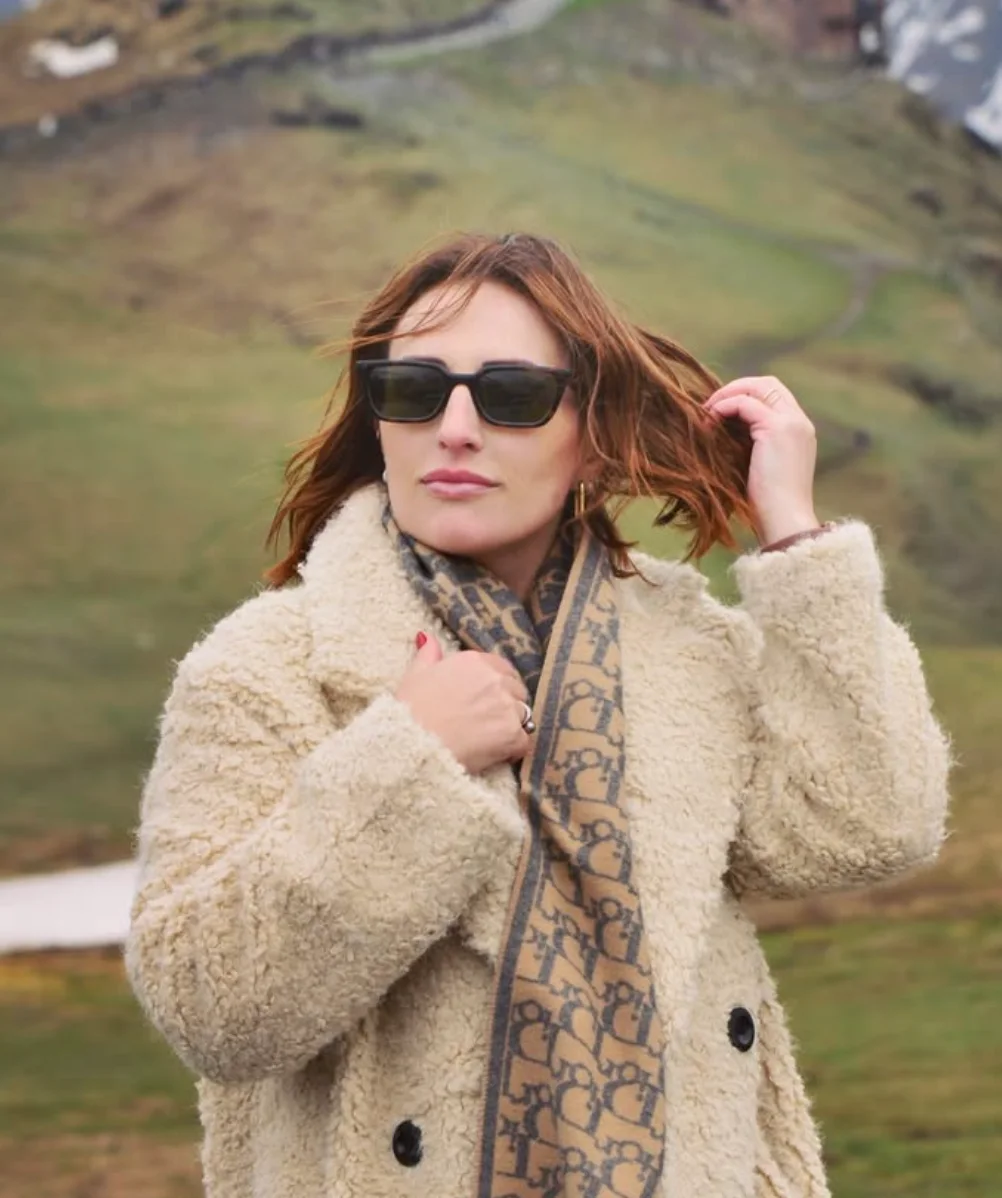 Bruna em um destino de montanha