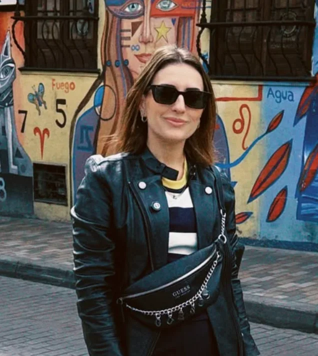 Bruna em uma rua durante uma viagem