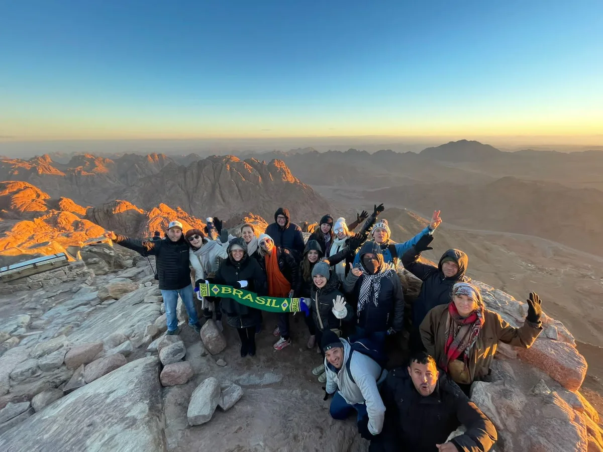 Grupo de viajantes no Monte Sinai ao amanhecer